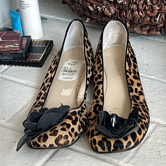 Taryn Rose Luxe Flats - Picture 2 of 7